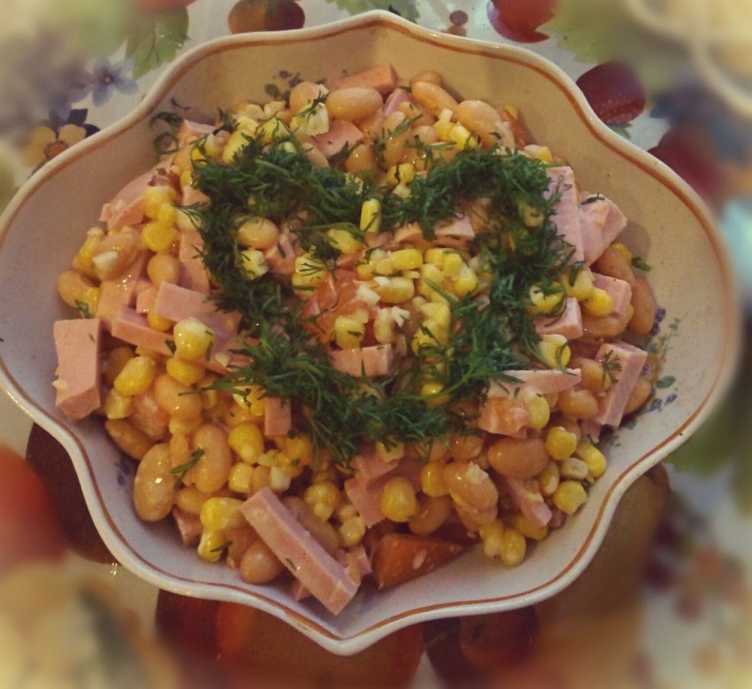 Салат с фасолью и сухариками и кукурузой