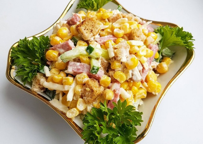 Салат с сухариками и кукурузой и колбасой
