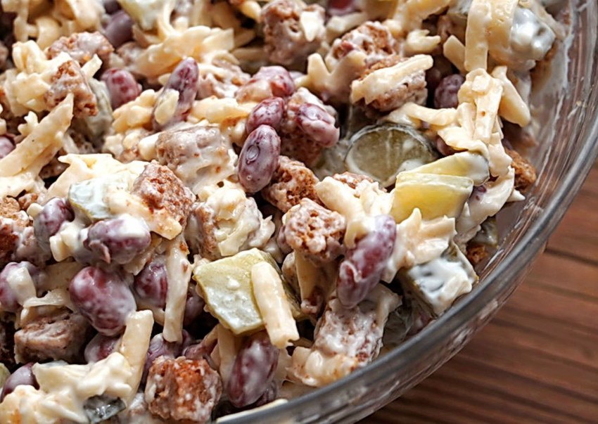 Салат из красной фасоли с сухариками и сыром
