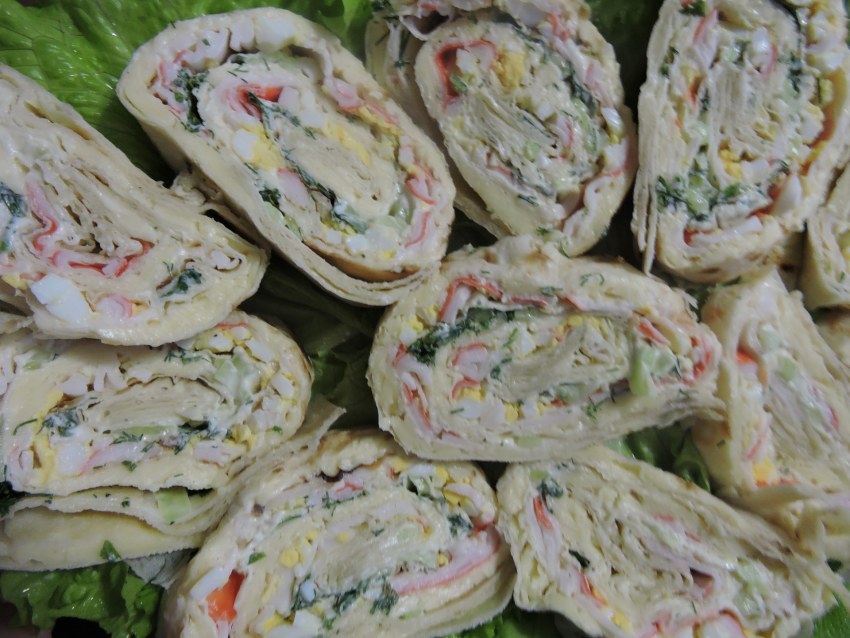 Рулет из лаваша с крабовыми палочками и яйцом и огурцом