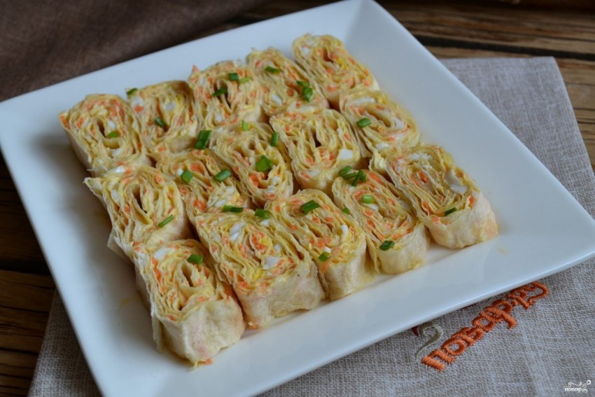 Закуски из лаваша с колбасой и сыром