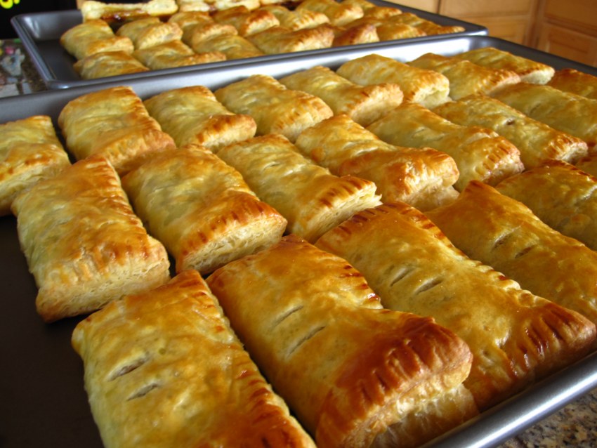 Слоеные пирожки с яблоками