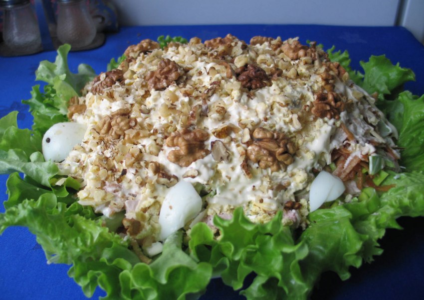 Салат черепаха с курицей с грецкими орехами