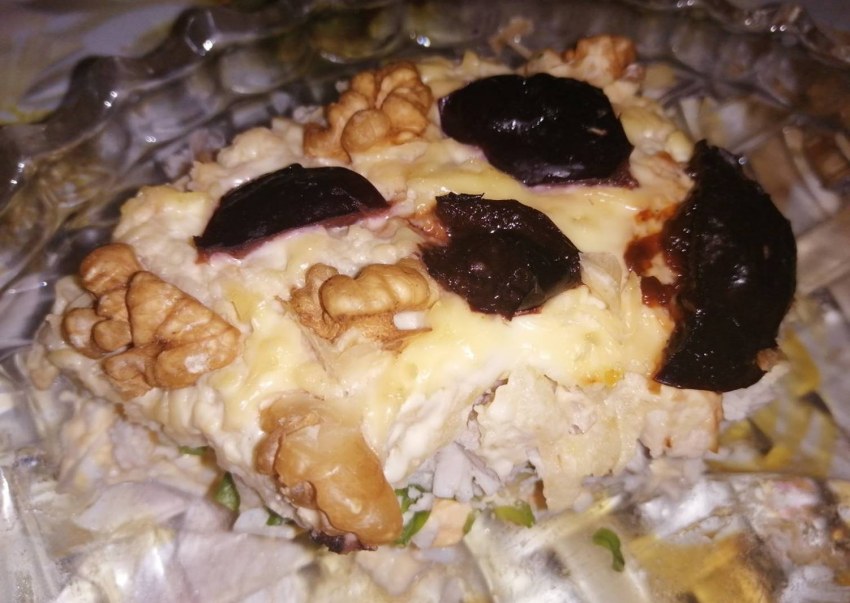 Салат черепаха с курицей с грецкими орехами и ананасом