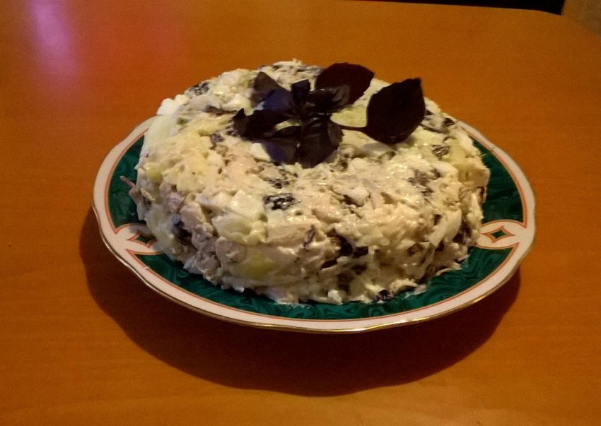 Салат черепаха с курицей с грецкими орехами