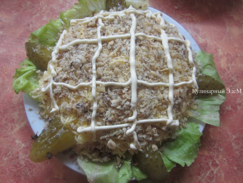 Салат с черносливом и грецкими орехами горками