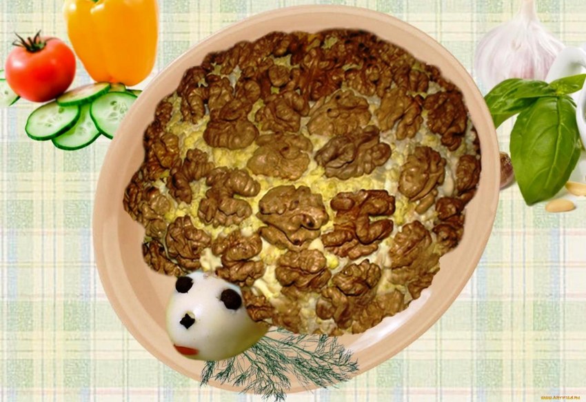 Салат черепашка с курицей и грецкими орехами и черносливом