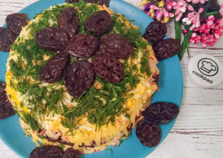 Черепаха салат с изюмом орехами