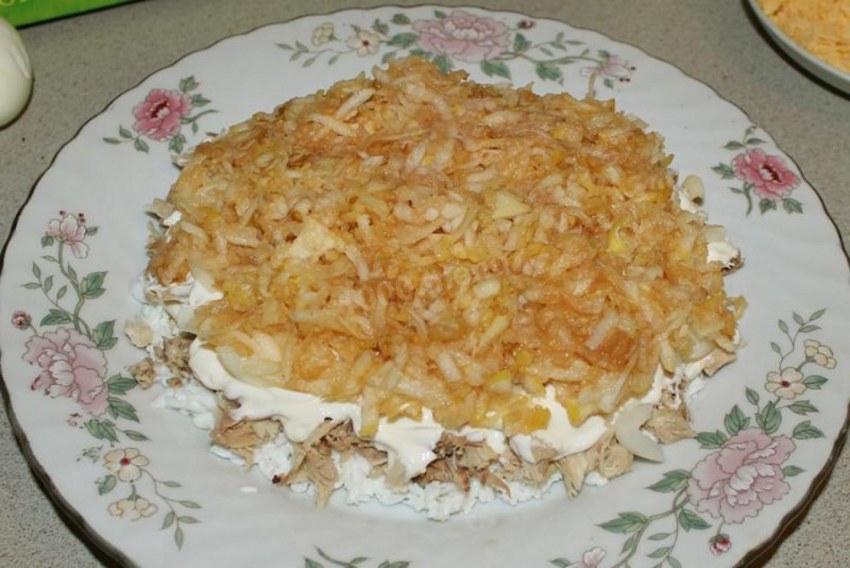 Салат с курицей и черносливом и грецкими орехами и сыром и грибами