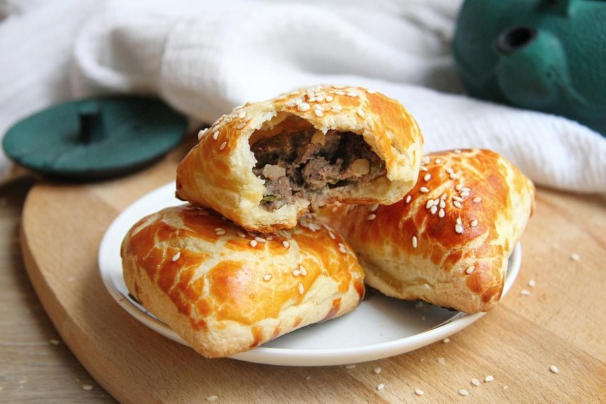 Слоеные пирожки с ветчиной и луком