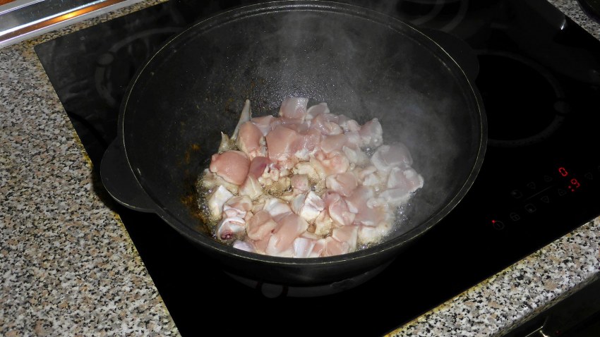 Курица в чугунке на плите