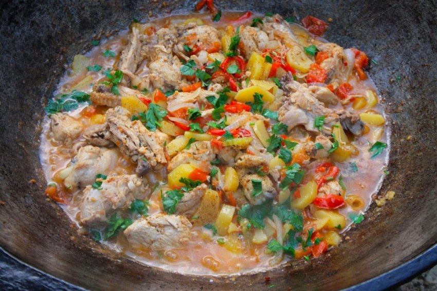 Курица с луком и помидорами в казане