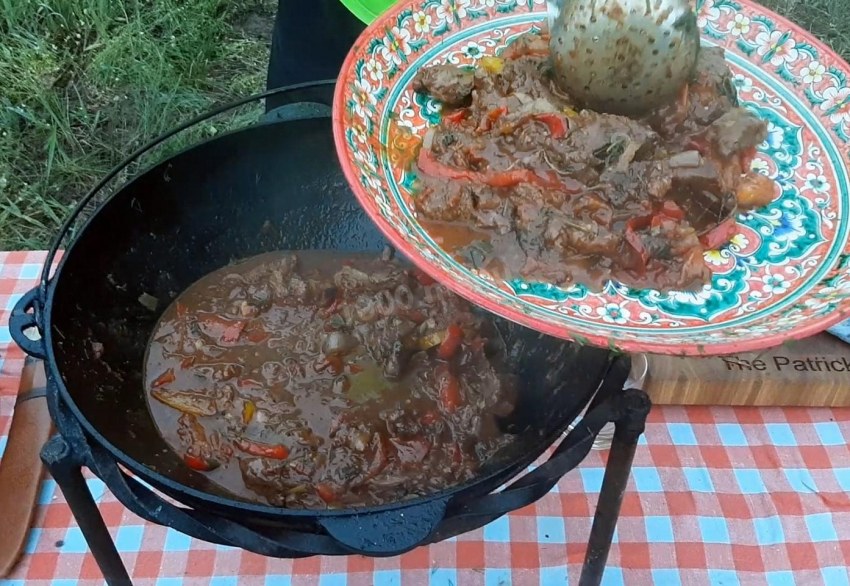 Картофель в казане на костре