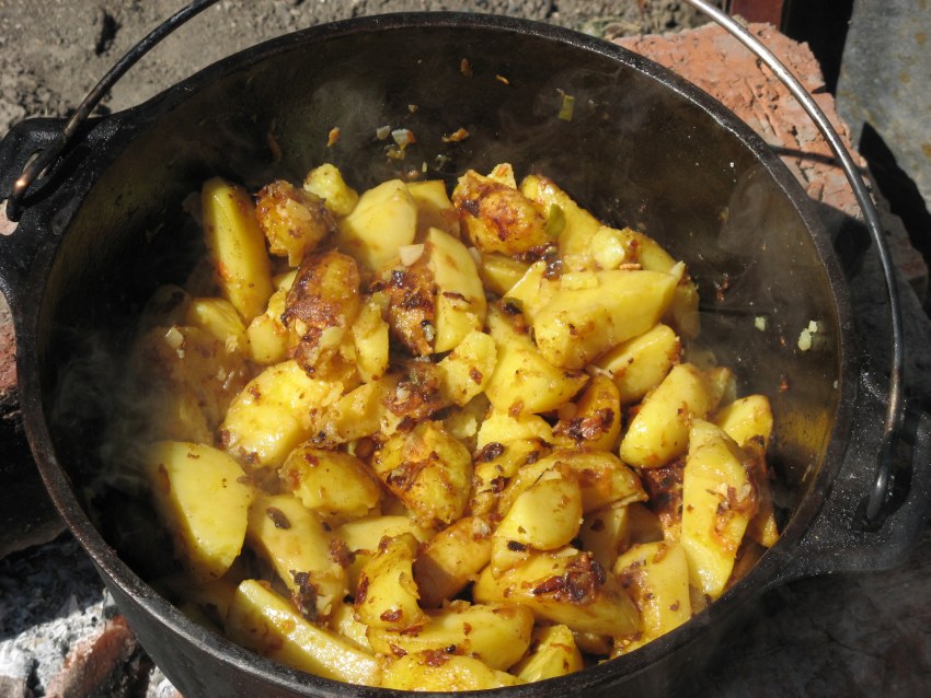 Курица тушеная с овощами в казане