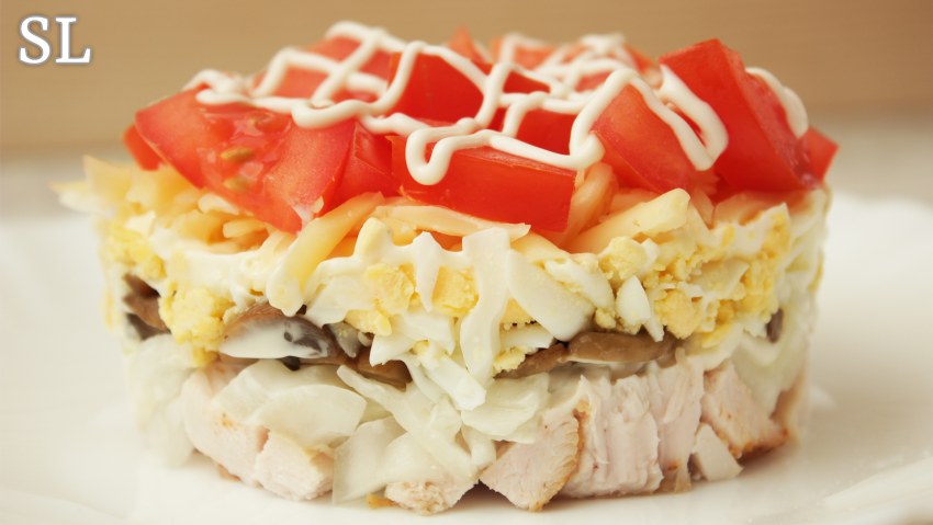 Салат с копченой курицей и помидорами и сыром