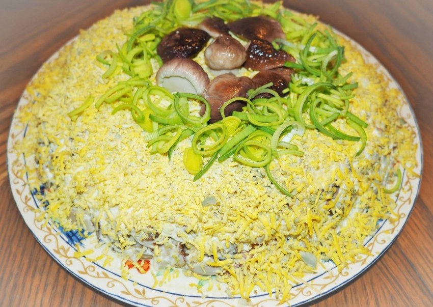 Салат Курочка Ряба с ананасом и грецким