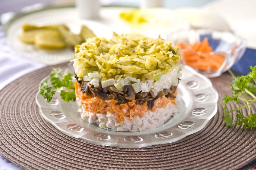 Салат мясной слоями
