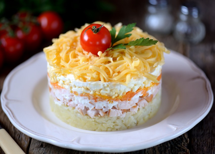 Салат с ананасом и грибами слоями