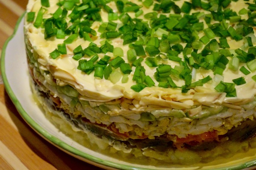 Слоеный салат с курицей и грибами