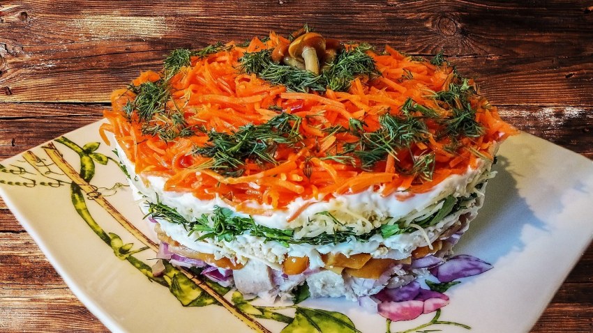 Салат нежный с курицей и грибами
