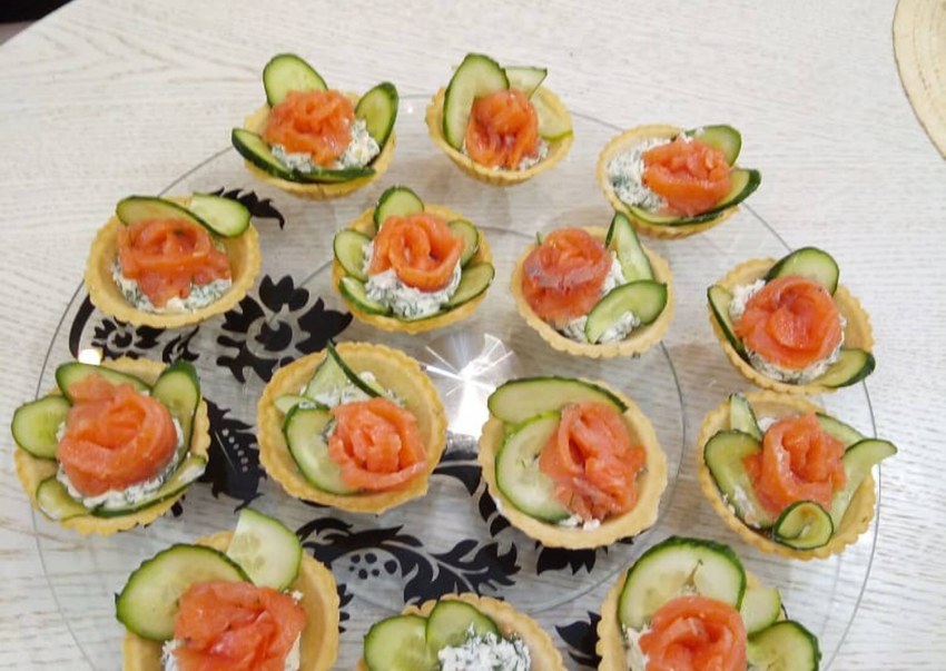 Тарталетки со сливочным сыром, авокадо и красной рыбой