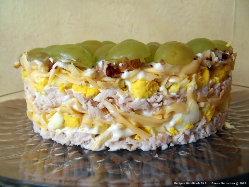 Салат малахитовый браслет с киви и грецкими орехами