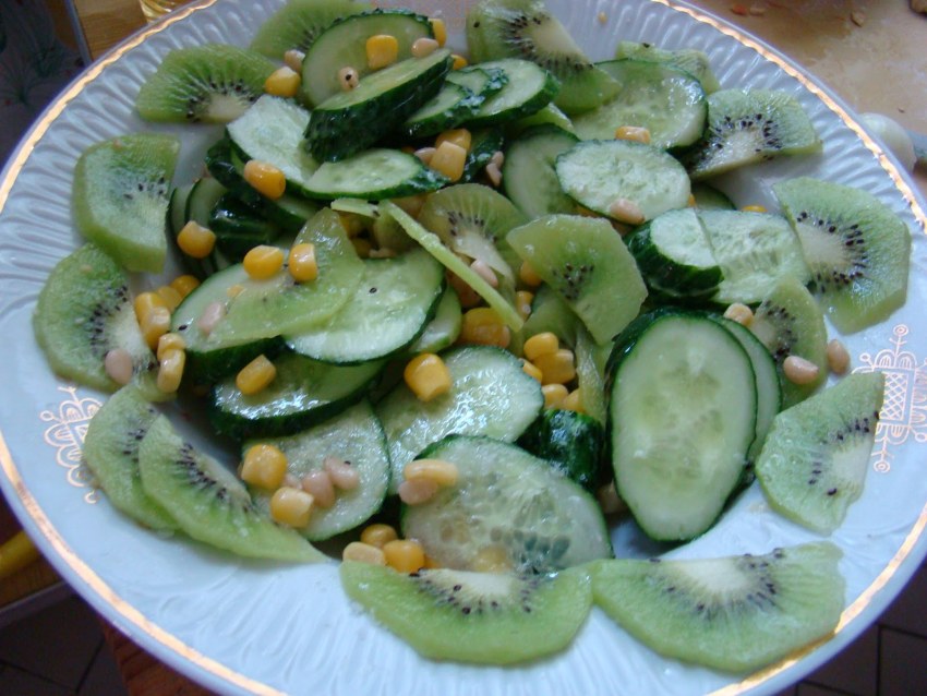 Салат изумрудный браслет с киви и курицей