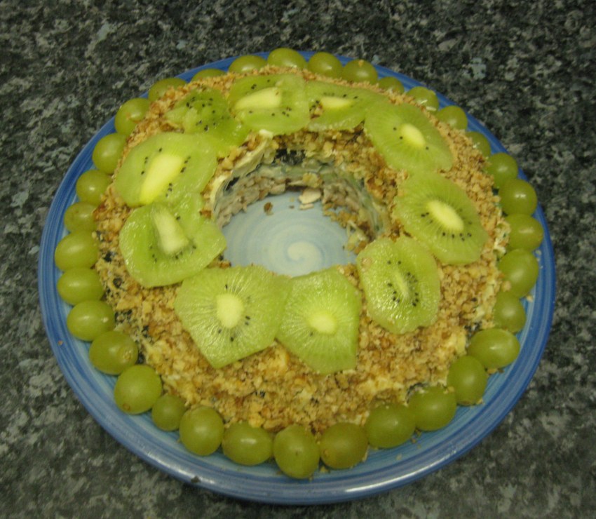 Салат с киви и корейской морковкой и курицей