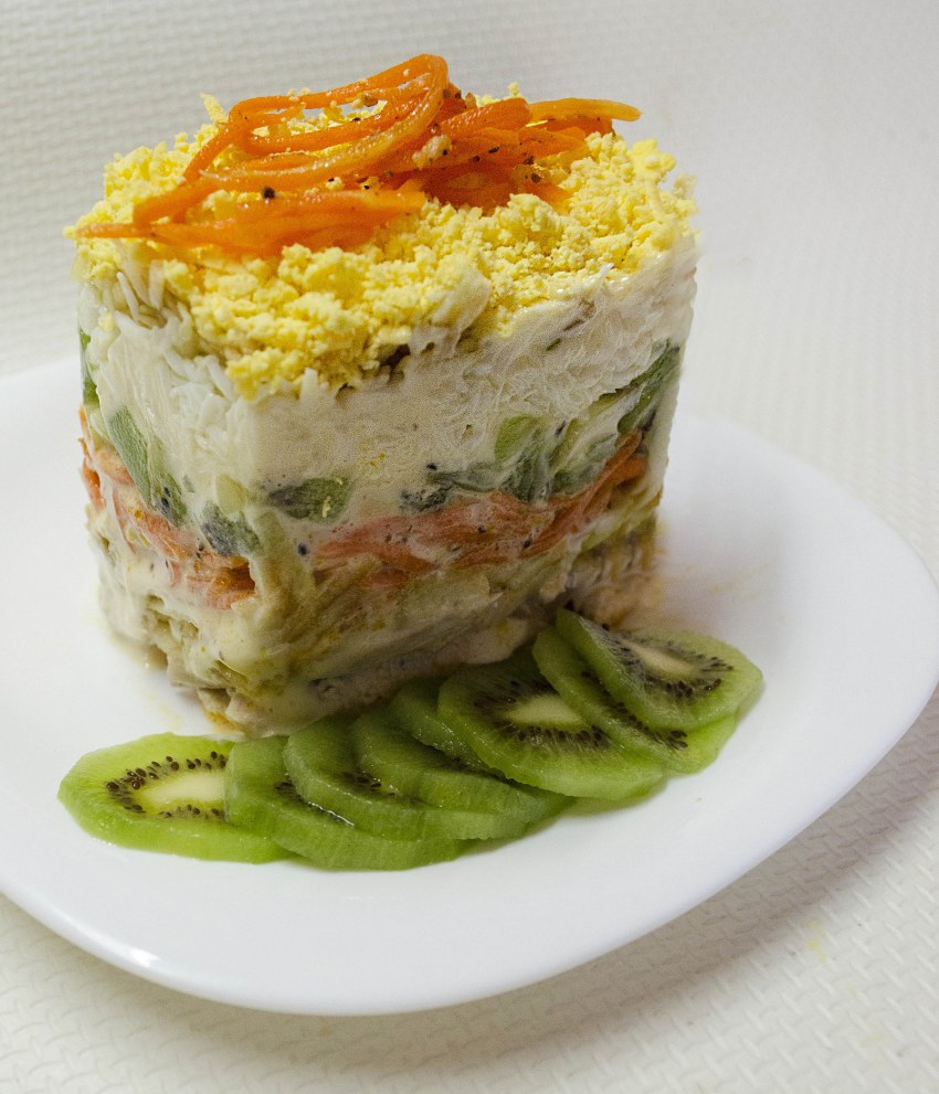 Изумрудный браслет салат из киви с копченой курицей