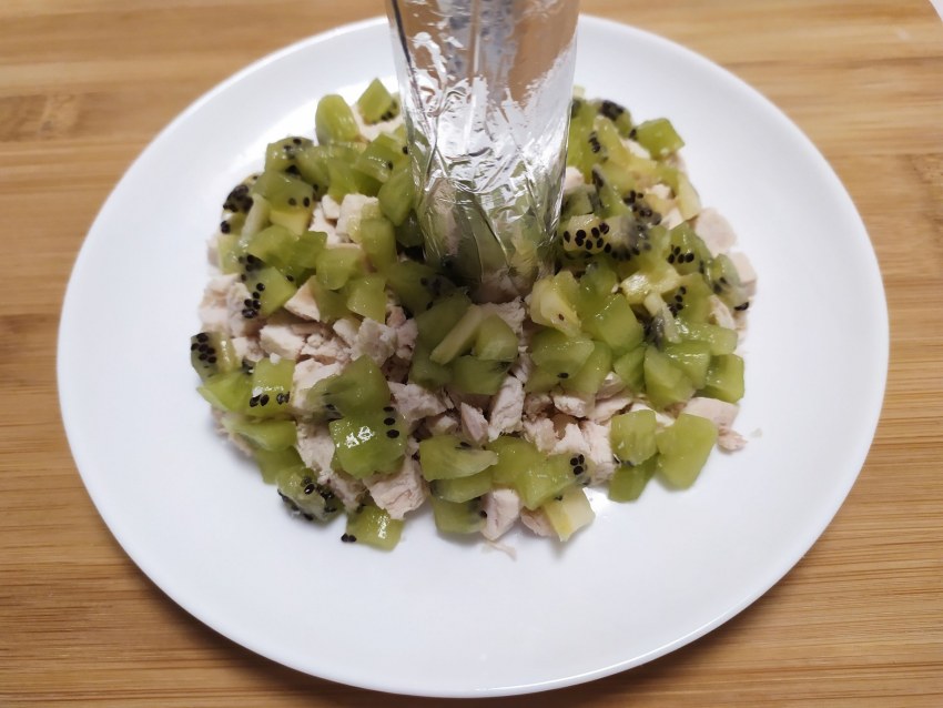 Изумрудный салат с киви и курицей