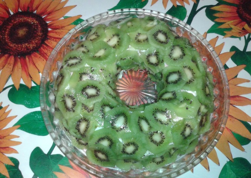 Изумрудный салат с киви и курицей