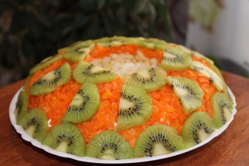 Салат с киви и курицей слоями