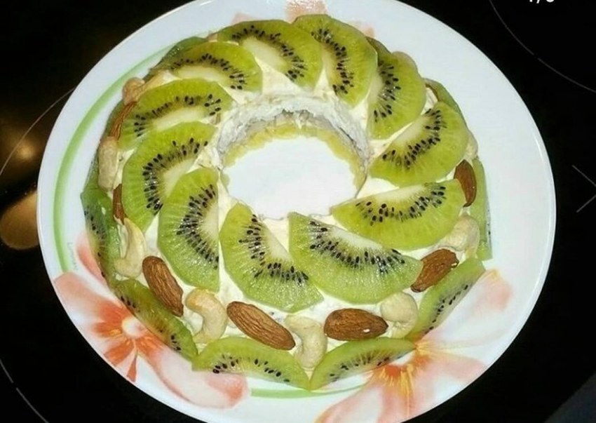 Салат с киви и копченой курицей