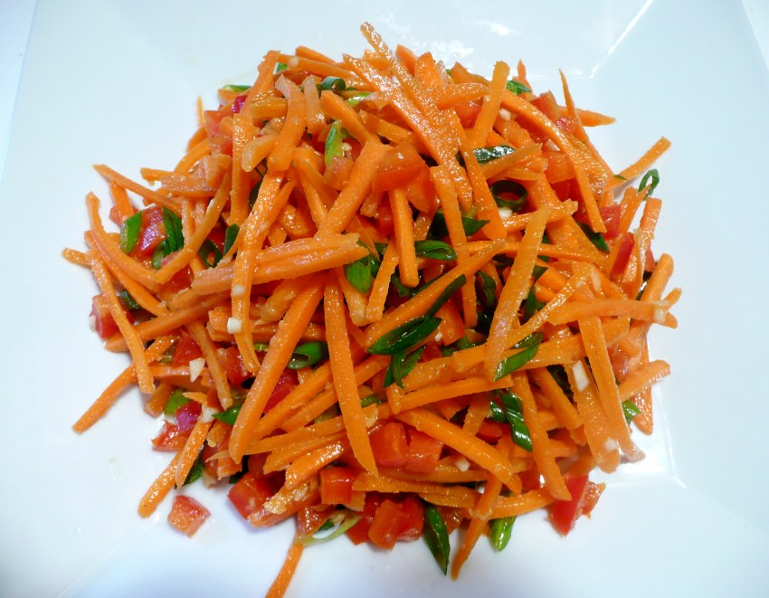 Салат с копченой курицей и сухариками