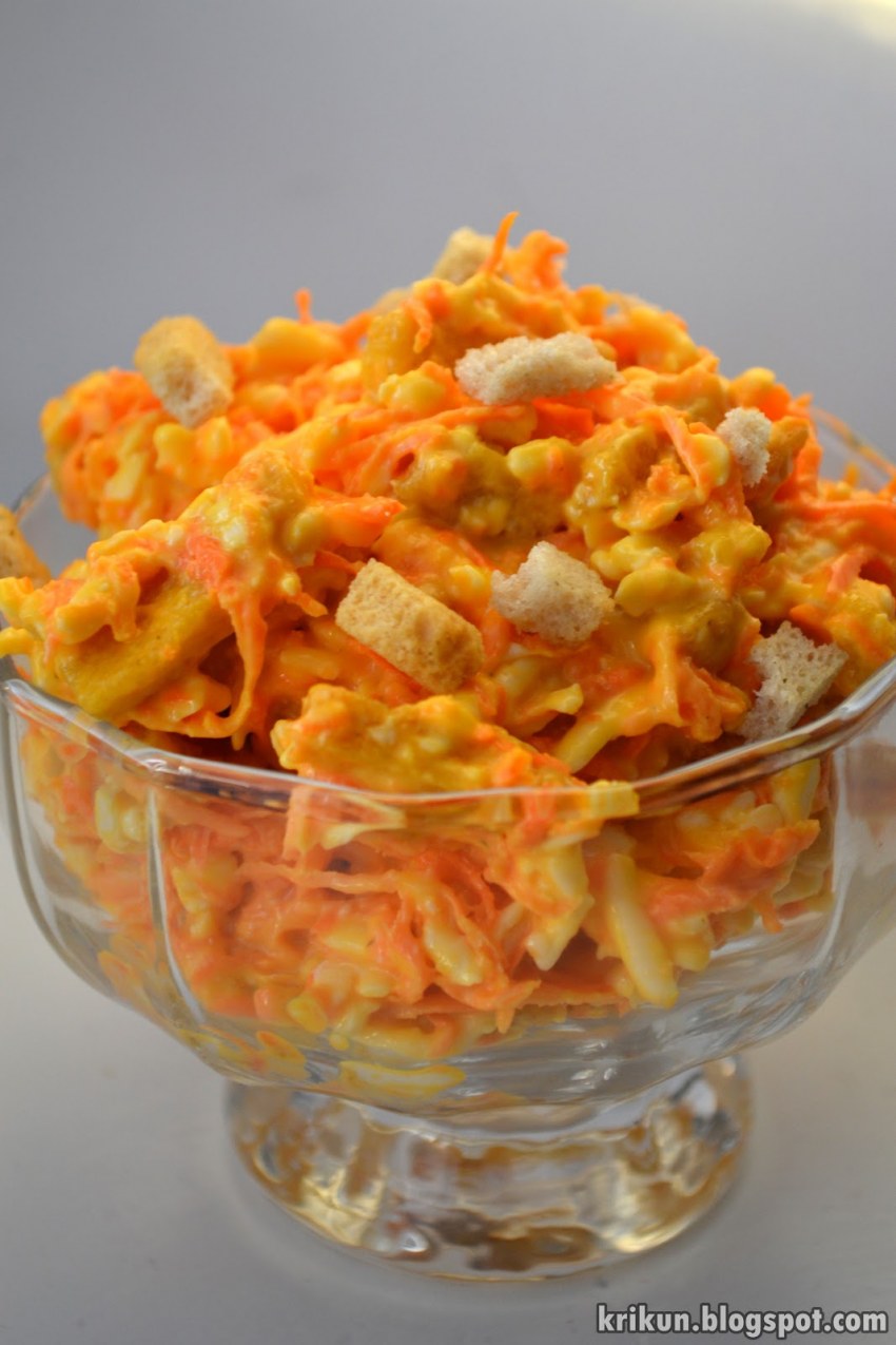 Салат с морковью и сухариками и чесноком