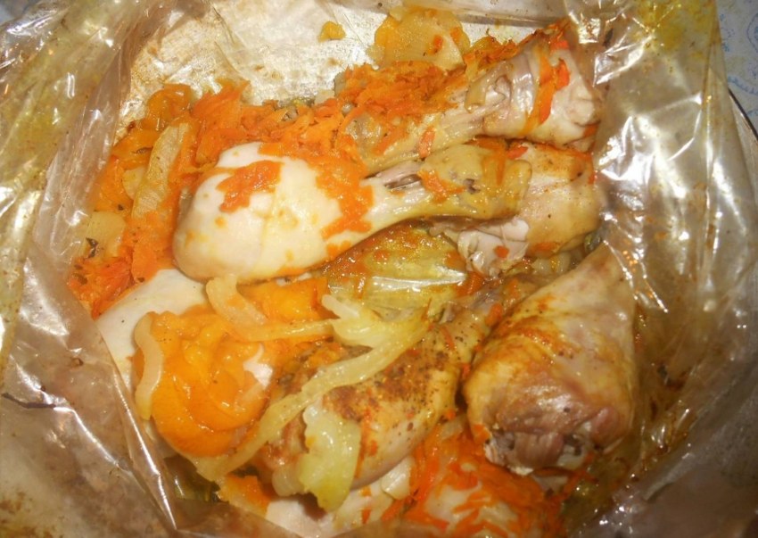 Куриные ножки в духовке с овощами в рукаве