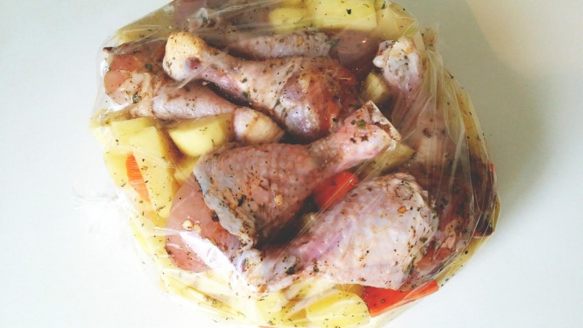 Курица с картошкой в рукаве