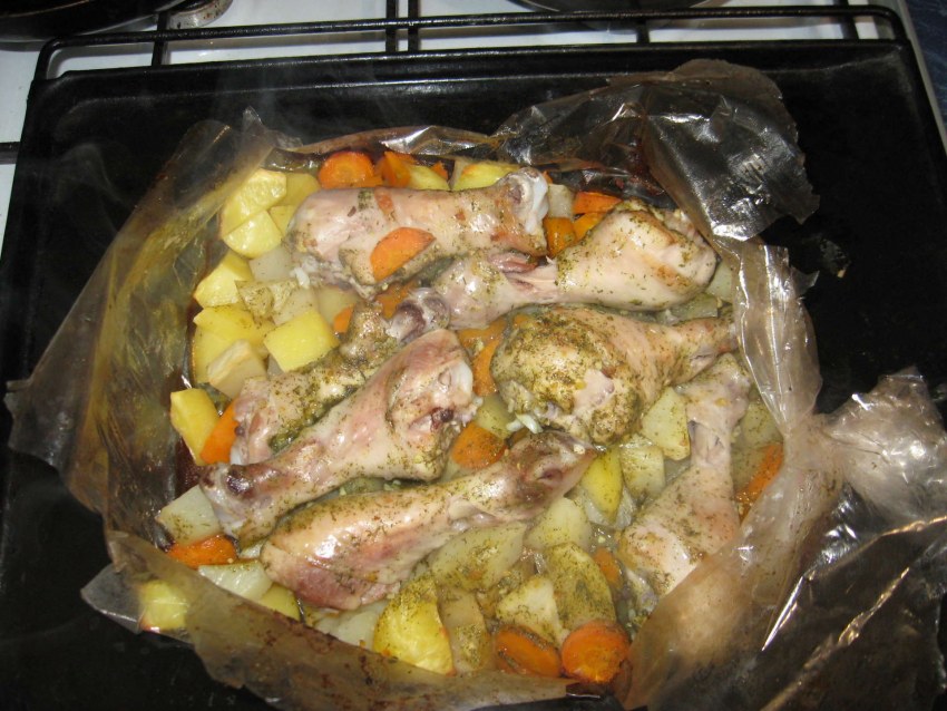 Куриные голени с капустой в духовке