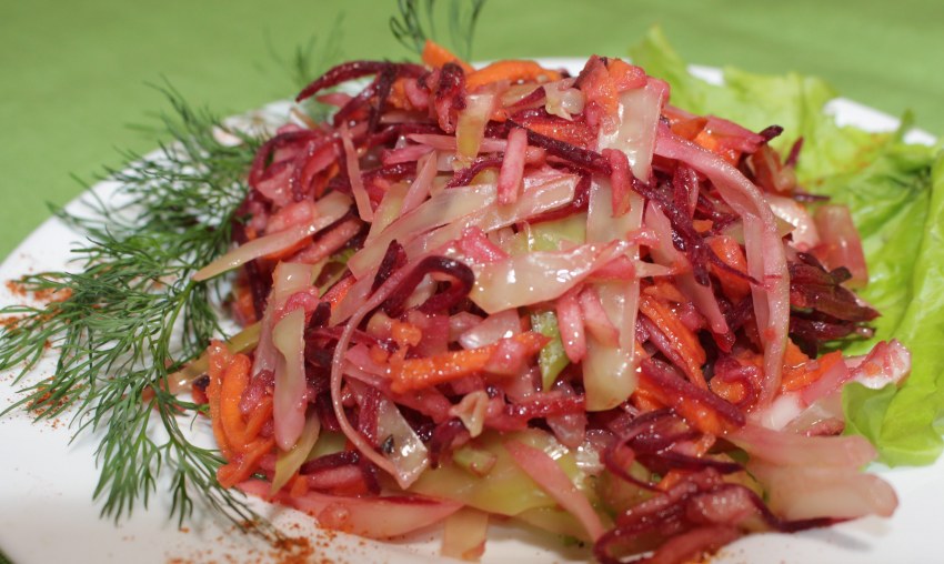 Салат с сельдереем и яблоком и морковью