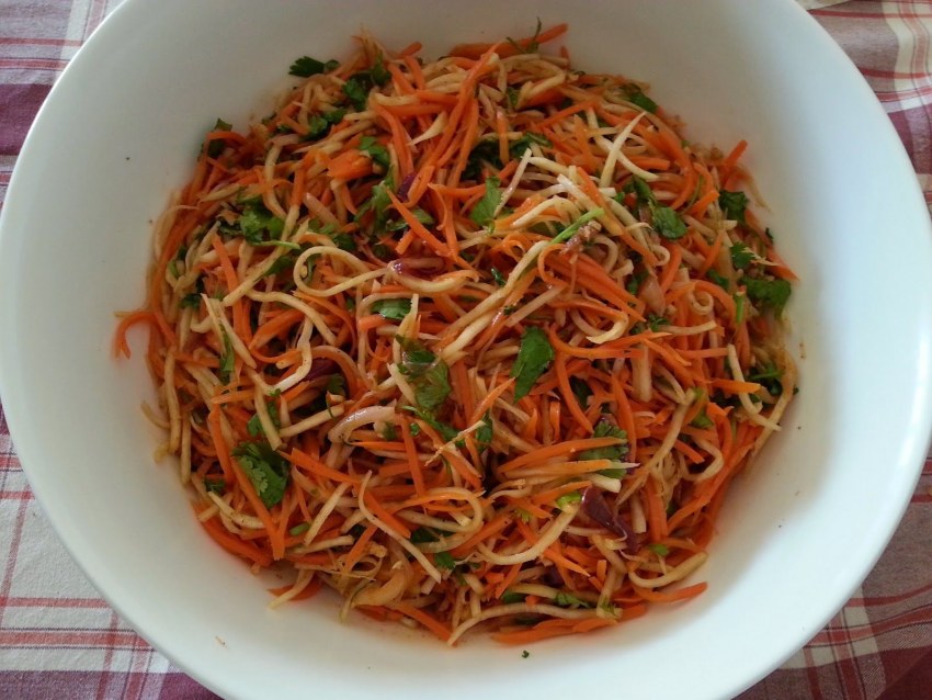 Салат из моркови сельдерея и яблока