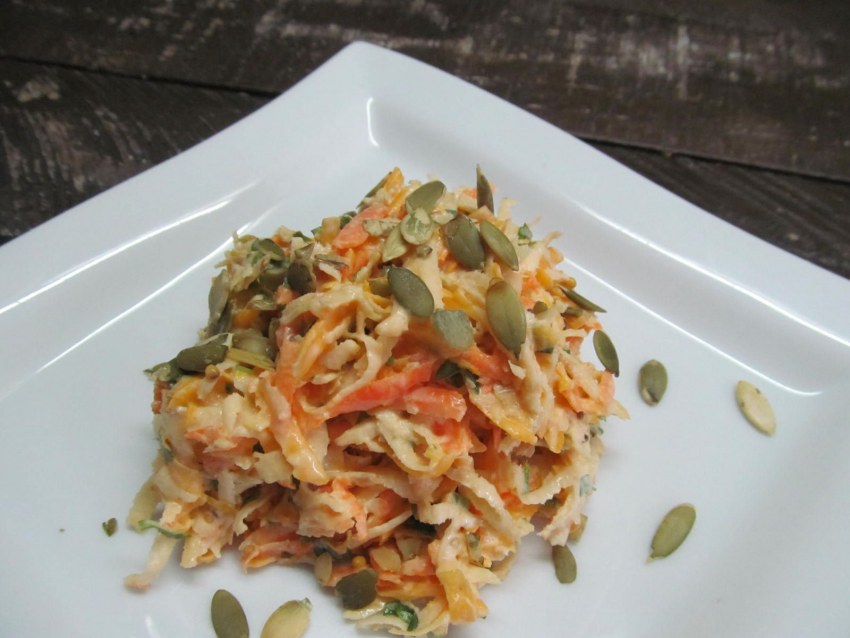 Салат из яблока моркови и сыра