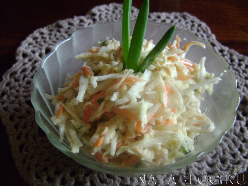 Салат из белокочанной капусты с яблоками и сельдереем