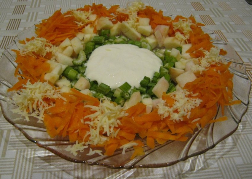Салат с капустой сельдереем и яблоком