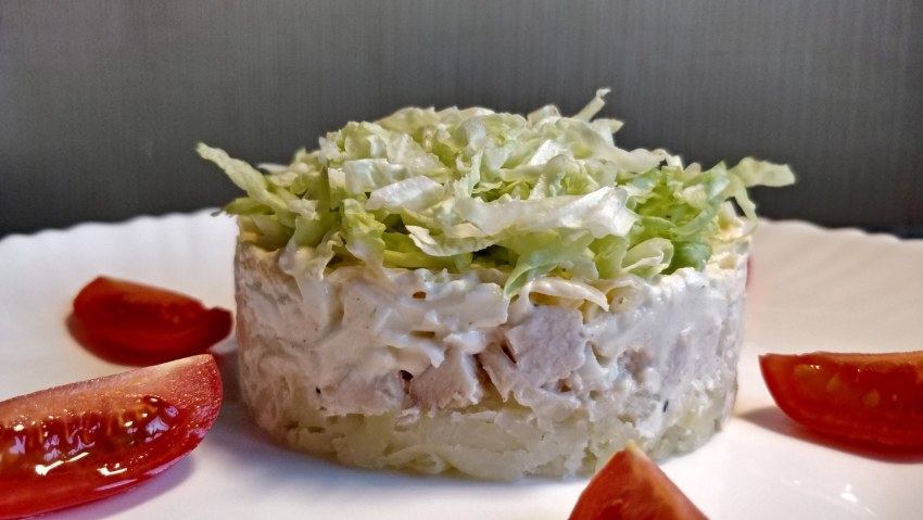 Слоёный салат с курицей