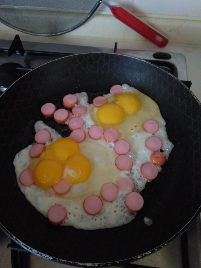 Яйцо в сосиске к завтраку