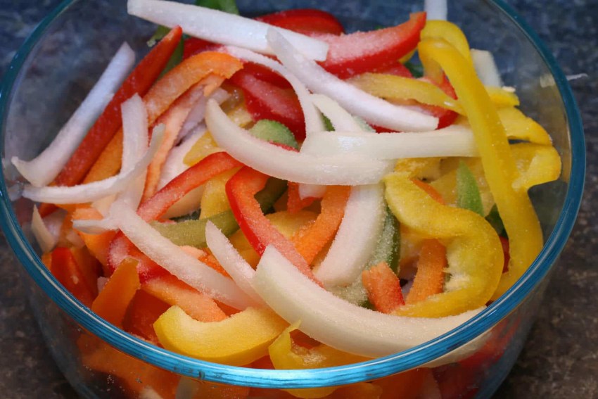 Салат с болгарским перцем и курицей
