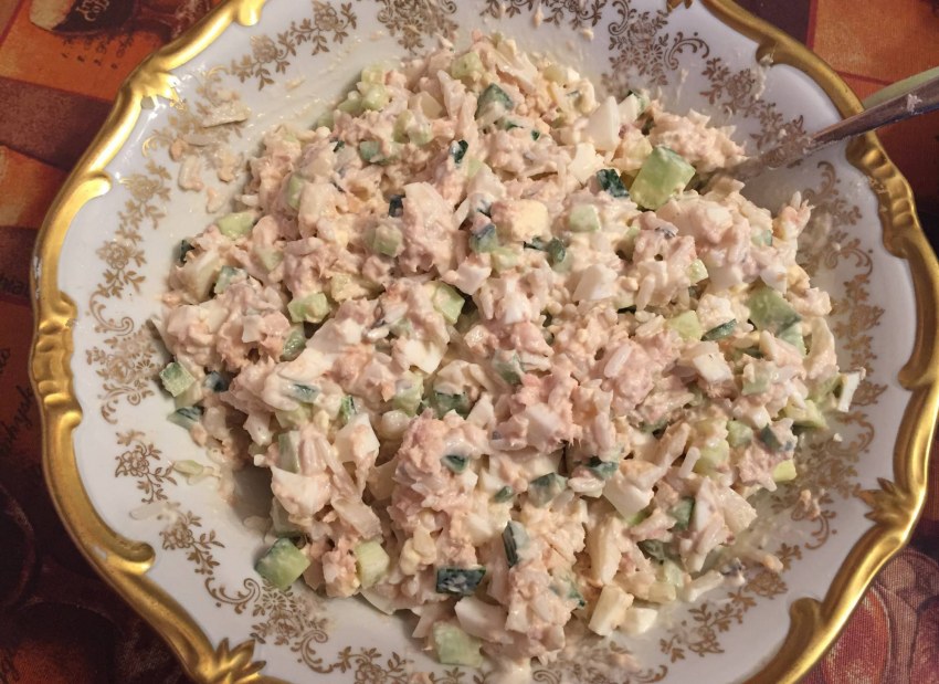 Салат из форели с овощами