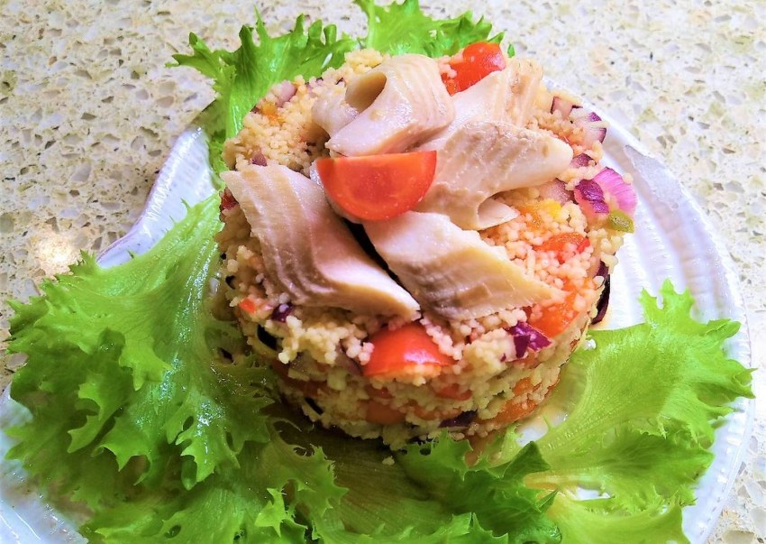 Салат с форелью и чёрным рисом