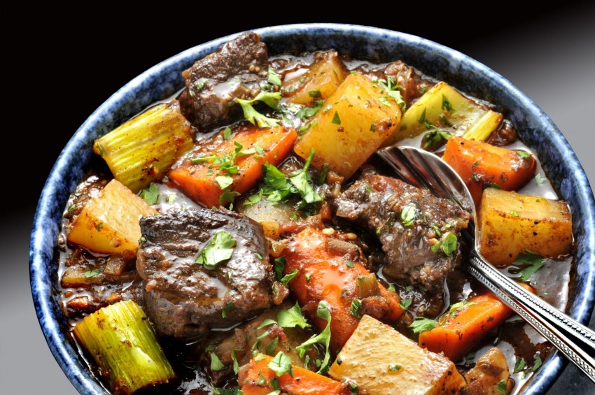 Рёбрышки свиные тушеные с овощами