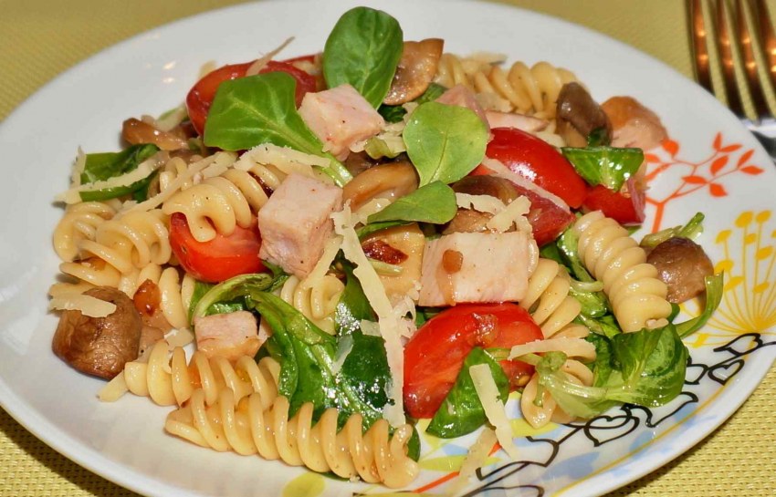 Итальянский салат с макаронами бантиками